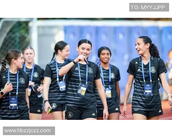 足球巨星现身国外街头 引发粉丝狂热目光聚焦街头互动瞬间